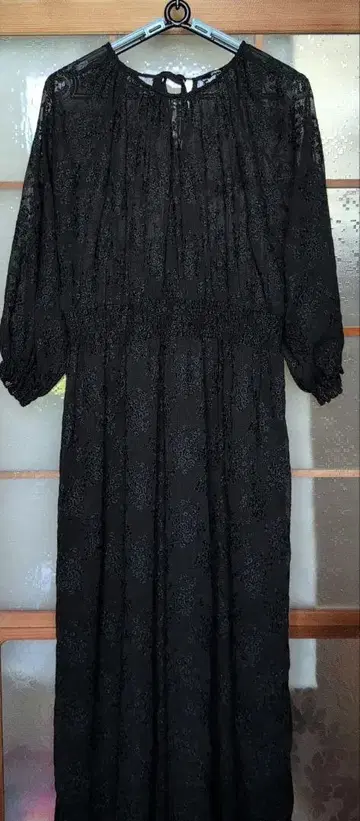 ZARA 꽃무늬 자수 미디 원피스