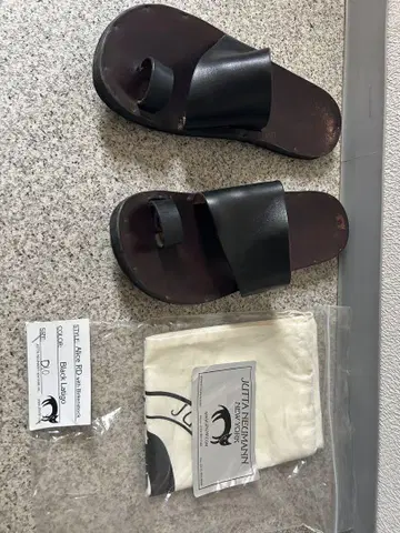 유타 뉴먼 앨리스 D10 (28cm) 블랙 가죽 샌들