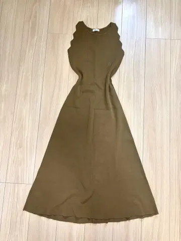 FRAY I.D 슬리브리스 니트 원피스