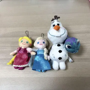 이 어 스몰 월드 엘사 라푼젤 인형 배지 살라만다
