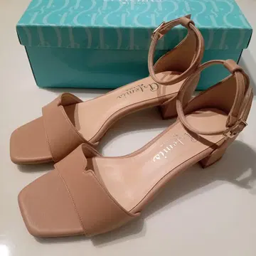 아르테미스다이애나 꽃잎 컷 샌들 베이지