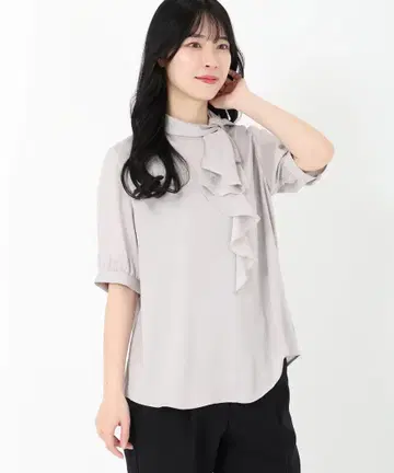 프릴 라이트 그레이 반팔 상의 호시카제 마도카