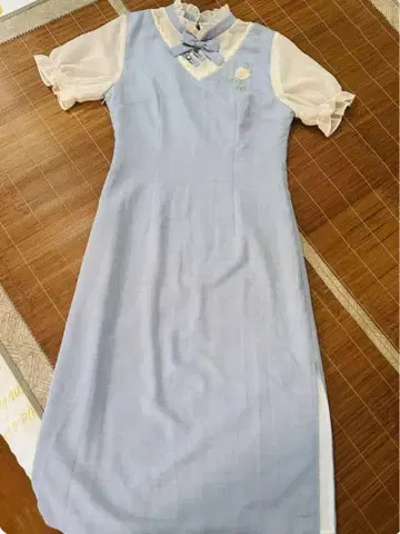 스카이블루 무릎 기장 원피스 반팔 프릴 장식