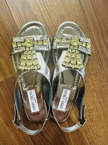 [새상품급] JIMMY CHOO 지미추 샌들 실버 비즈 35