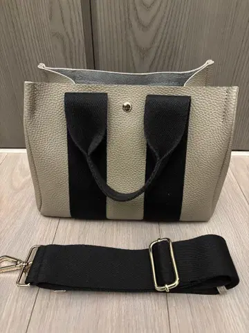 베이지색과 블랙 스트라이프 토트백