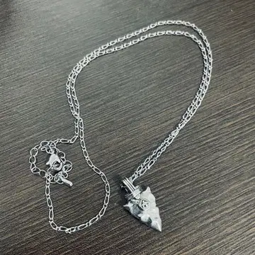 실버 화살촉 펜던트 목걸이. 저에게는 어울리지 않아서 판매합니다.