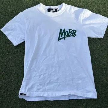 MOOBB 로고 자수 화이트 T셔츠
