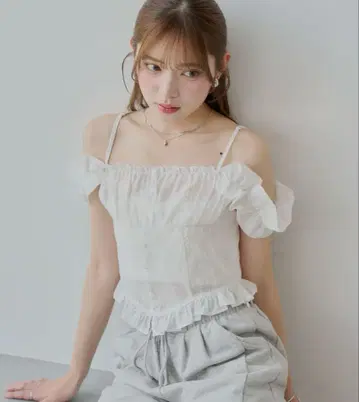 chico 시어 슬리브리스 프릴 블라우스
