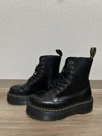 Dr. Martens JADON 8홀 부츠
