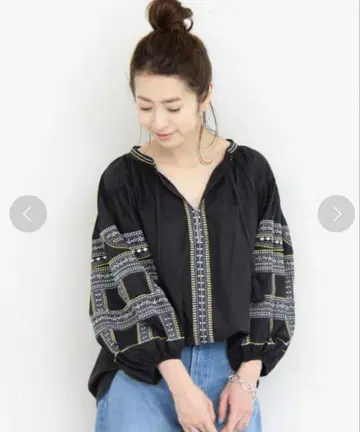 새상품급 누키테파 골드 자수 블라우스 / 자수 스키퍼 퍼프 슬리브