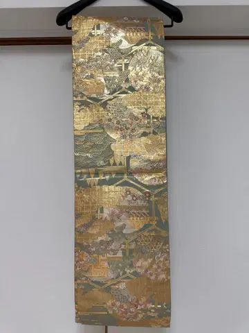 골드 컬러와 파란색 무늬의 오비