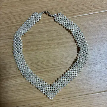 V자형 펄 목걸이 화이트