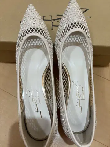 르 탈론 화이트 메쉬 스틸레토 펌프스