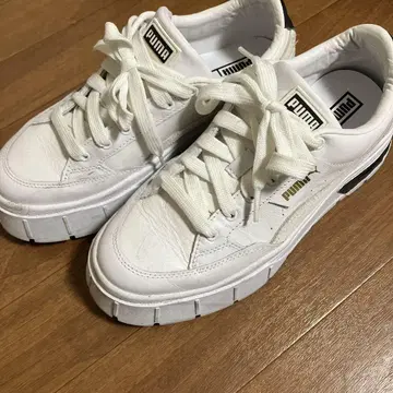 PUMA 통굽 화이트 스니커즈 24.5cm