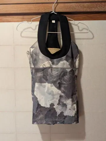 Lululemon 추상 디자인 하이넥 탱크탑 사이즈 6