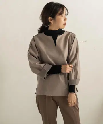 [새상품] 카프리슈 레마쥬 피치 터치 스키퍼 블라우스