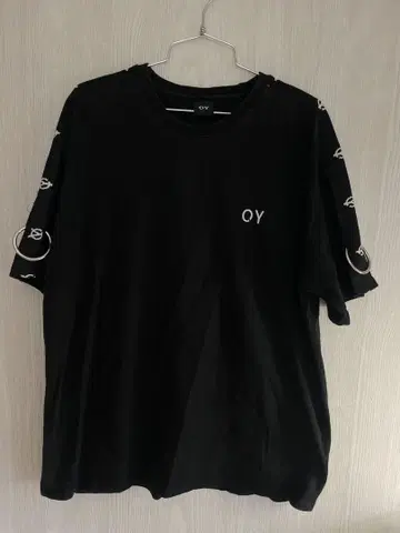OY 블랙 티셔츠 숄더링 부착