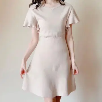 snidel 프릴 슬리브 플레어 니트 원피스 베이지