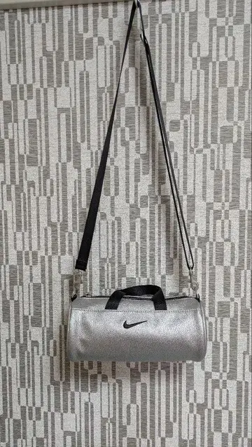 Nike 실버 원통형 백