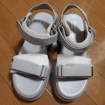 그레이 통굽 스트랩 샌들