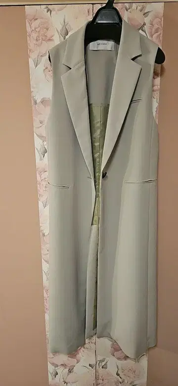 [ ADORE ] 백 새틴 크레이프 베스트 피스타치오 size38