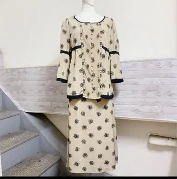 잉게보그 꽃무늬 베이지 셋업