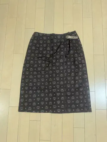 MCM 프린트 패턴 로고 타이트 스커트 랩스커트
