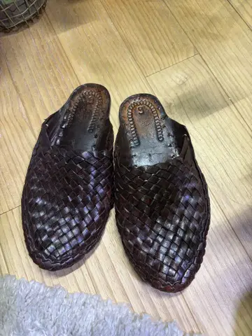 다크 브라운 엮음 가죽 샌들