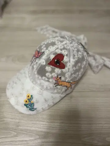 꽃무늬 자수 리본 캡