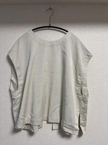 BEARDSLEY 크림색 베스트