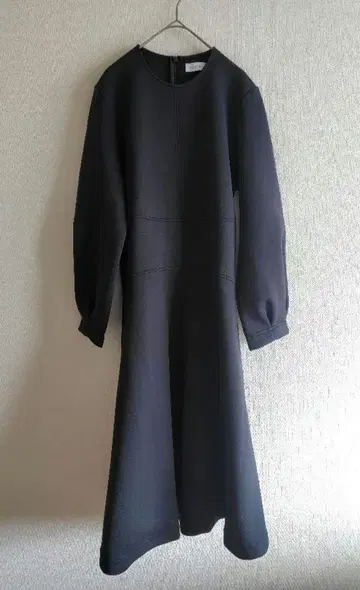 카란엘르 더블 저지 플레어 미디 원피스 블랙