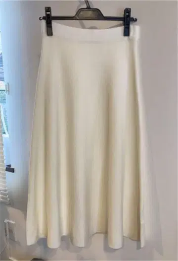 아이보리 플레어 스커트