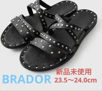 BRADOR 블랙 가죽 크로스 스터드 플랫 샌들