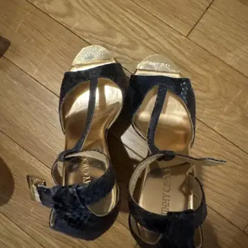 JIMMY CHOO 네이비 스네이크 스킨 샌들