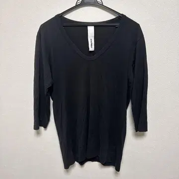 ATTACHMENT 블랙 V넥 티셔츠 7부 소매
