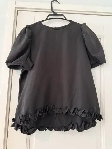 La-gemme 라젬 헴 프릴 블라우스 반팔 상의 밑단 프릴 블랙