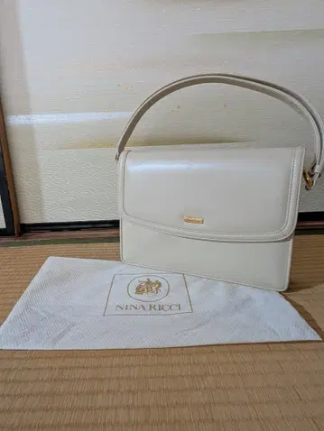 NINA RICCI 세련된 화이트 가죽 핸드백 세레모니 백