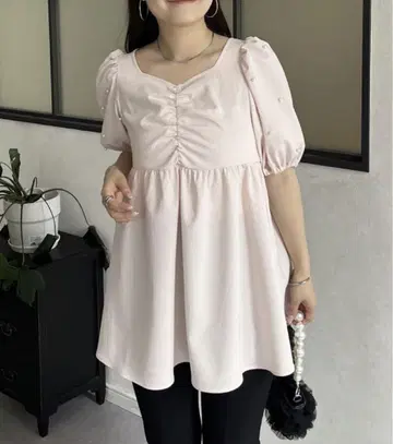 새상품 프로즈 소매 펄 프론트 셔링 페플럼 블라우스