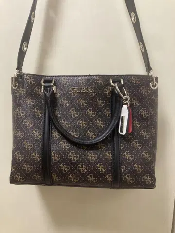 GUESS 숄더백 다크 브라운 골드