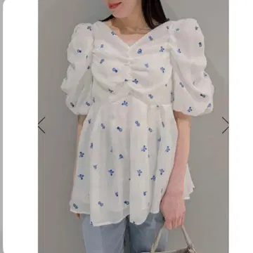 [이번 시즌 신상 완판템] 작은 꽃 자수 페플럼 블라우스