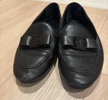 Ferragamo 블랙 가죽 로퍼