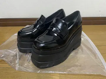 R&E 블랙 에나멜 통굽 로퍼
