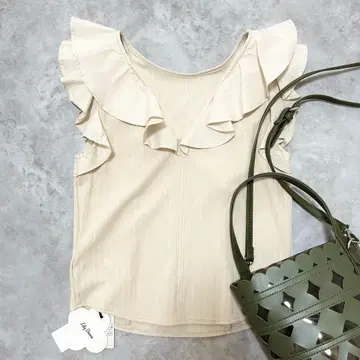 택 포함 새상품 Lily brown 프릴 블라우스 슬리브리스