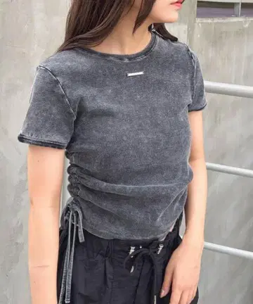 INGNI 사이드 개더 플레이트 부착 피그먼트 리브 티셔츠