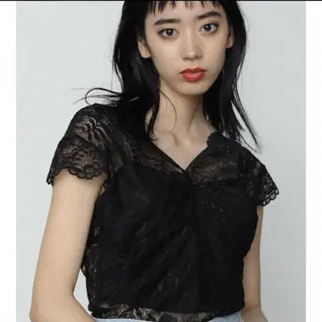 오픈 스킨 레이스 탑 블랙 EMODA
