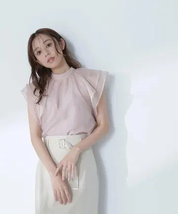 NATURAL BEAUTY BASIC 시어 플레어 슬리브 블라우스