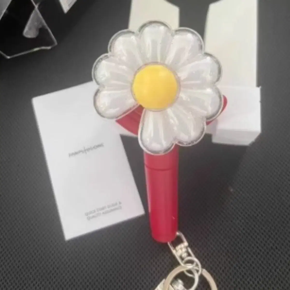 G-DRAGON | 지드래곤 G-dragon daisy key ring red China limited mini
