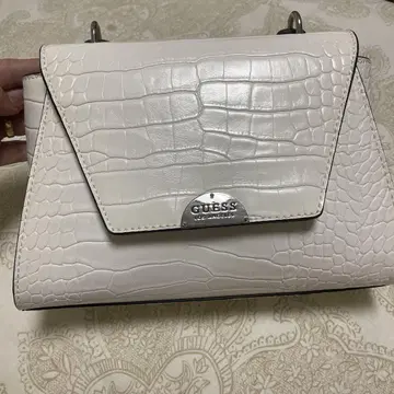 GUESS 화이트 숄더백