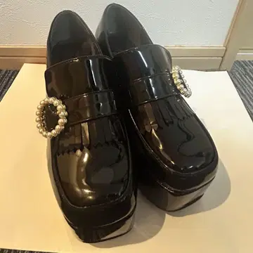 evelyn 펄 장식 통굽 로퍼 블랙