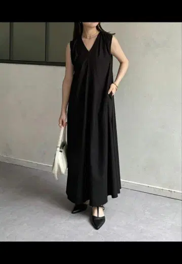 Thevon. 블랙 슬리브리스 롱 원피스